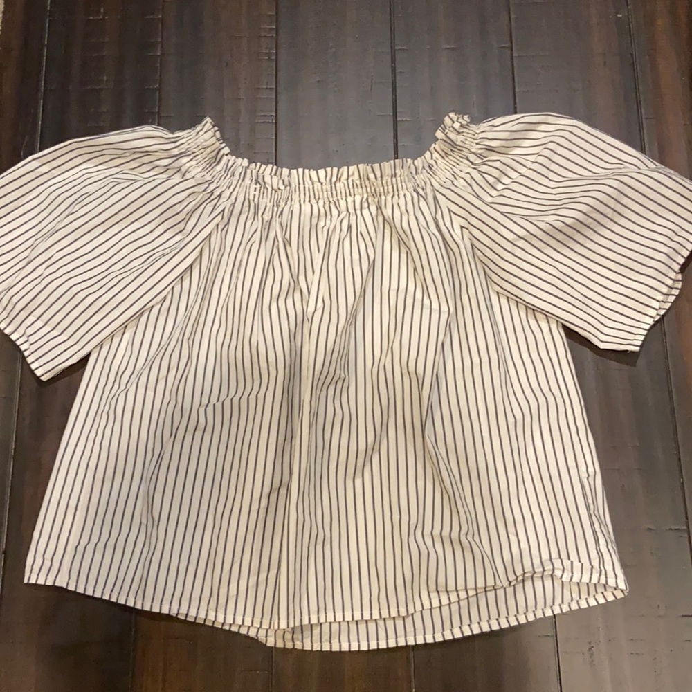 Women’s size 6 off the shoulder blouse
ITEM#31